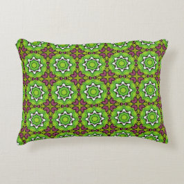 almofada decorativa com um padrão geométrico