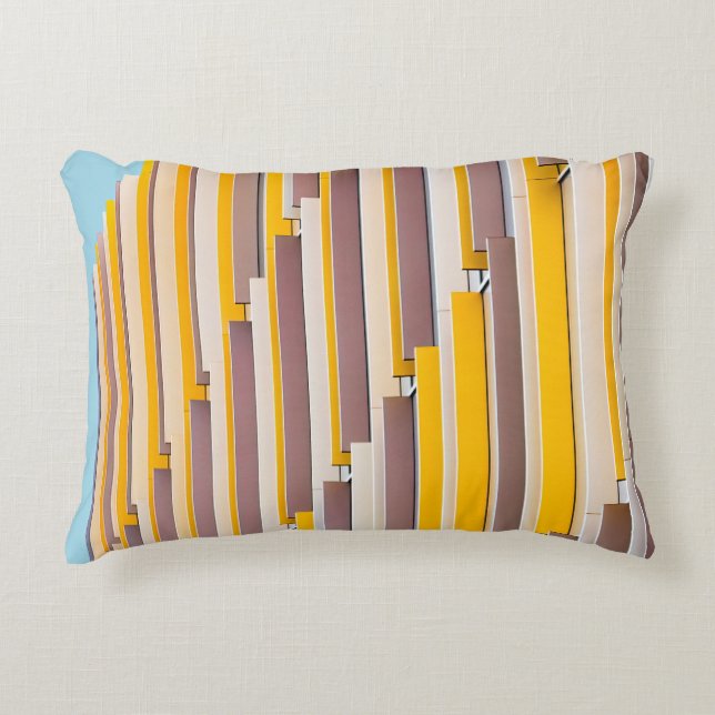 ALMOFADA DECORATIVA CONSTRUÇÃO CONCRETA AMARELO DURANTE O DIA (Frente)