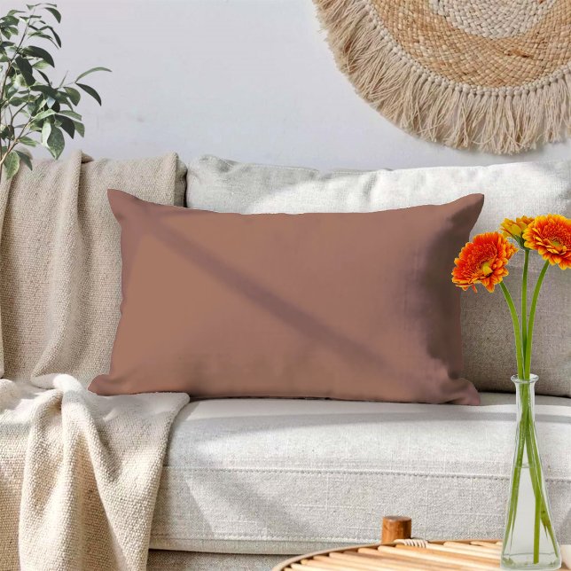 Almofada Decorativa Cor Sólida Marrom Mousse de Mocha (The Mocha Mousse brown minimalist plain lumbar pillow adds a cozy mood and elegance to your room.)