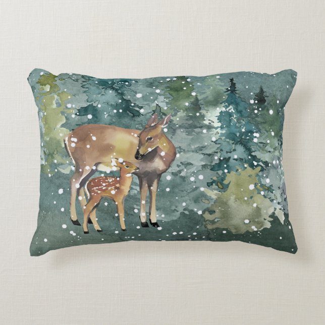 Almofada Decorativa Corça e cervo na floresta sob neve (Frente)