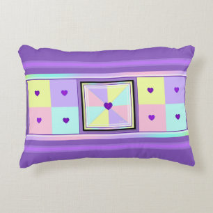 Almofada Decorativa Cores de pastel e corações roxos batendo