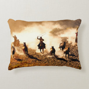 Almofada Decorativa Cowboys perseguindo cavalos selvagens. roping e eq