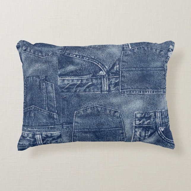 Almofada Decorativa Denim material em um padrão de bolso de retalhos. (Frente)