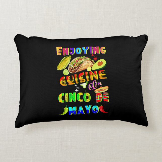 Almofada Decorativa Desfrutando Da Cuisine Em Cinco De Mayo (Frente)
