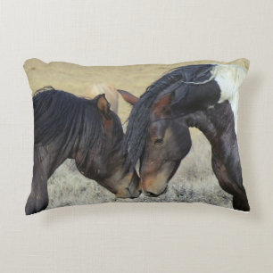 Almofada Decorativa Dois cavalos selvagens de Brown que Nuzzling