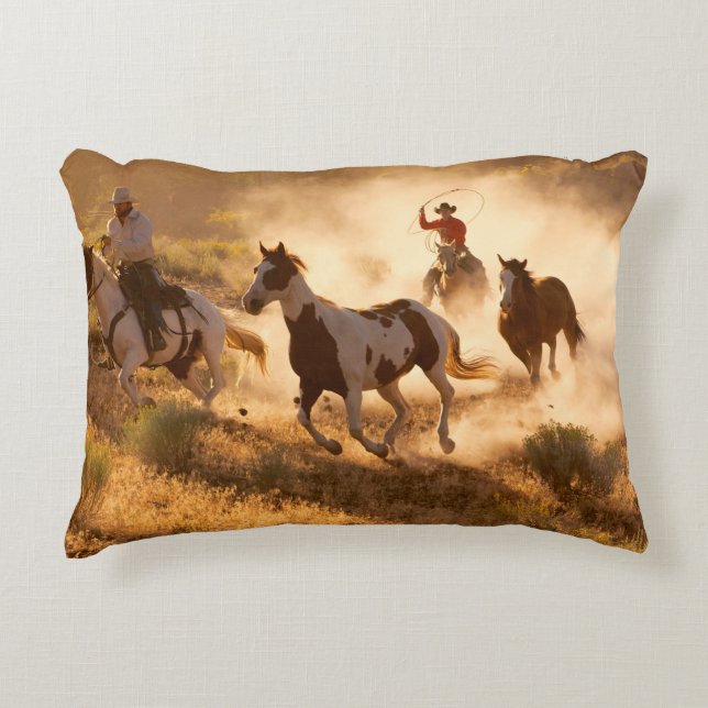 Almofada Decorativa Dois cowboys ocidentais andando a cavalo, a papar  (Frente)