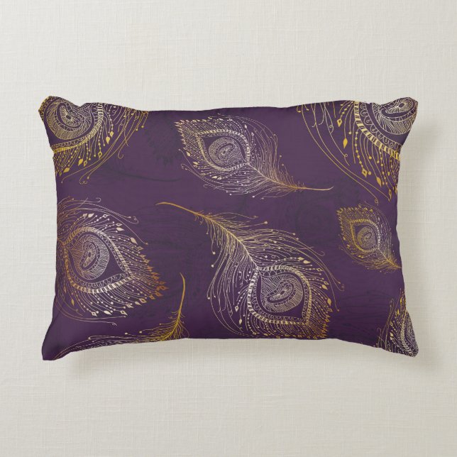 Almofada Decorativa Dourada pena de pavão, fundo violeta. (Frente)