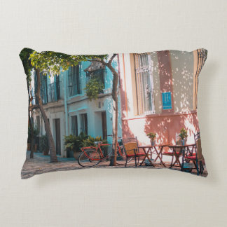 Almofada Decorativa Duas mesas marrons lá fora