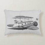 Almofada Decorativa Eclipse de dirigível de ficção científica steampun<br><div class="desc">Ilustração vintage em preto e branco de ficção científica vitoriana, imagem futurista de viagem e transporte steampunk. Um dirigível com asas, uma hélice e toldos semelhantes a guarda-chuvas que ajudam a nave a flutuar no ar. O capitão está na casa do leme onde o nome da aeronave, o Eclipse, é...</div>