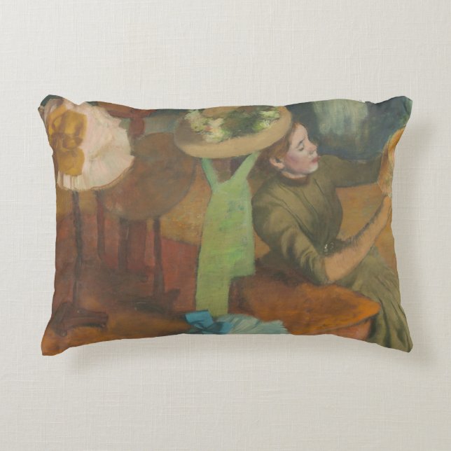 Almofada Decorativa Edgar Degas - O Compro Millinery (Frente)