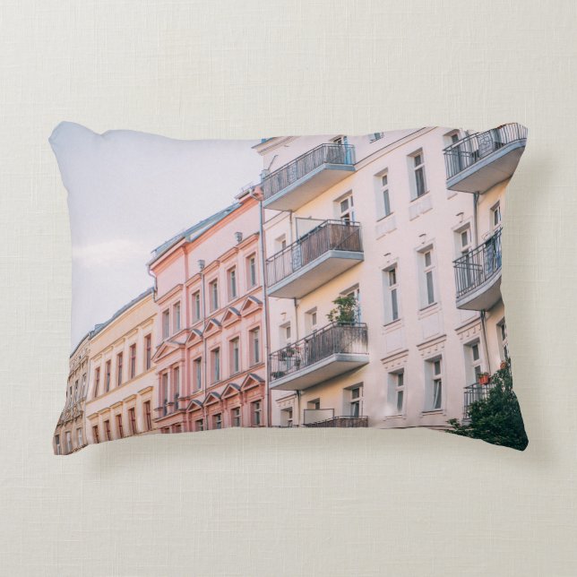 ALMOFADA DECORATIVA EDIFÍCIOS BRANCOS E DE TINTA (Frente)