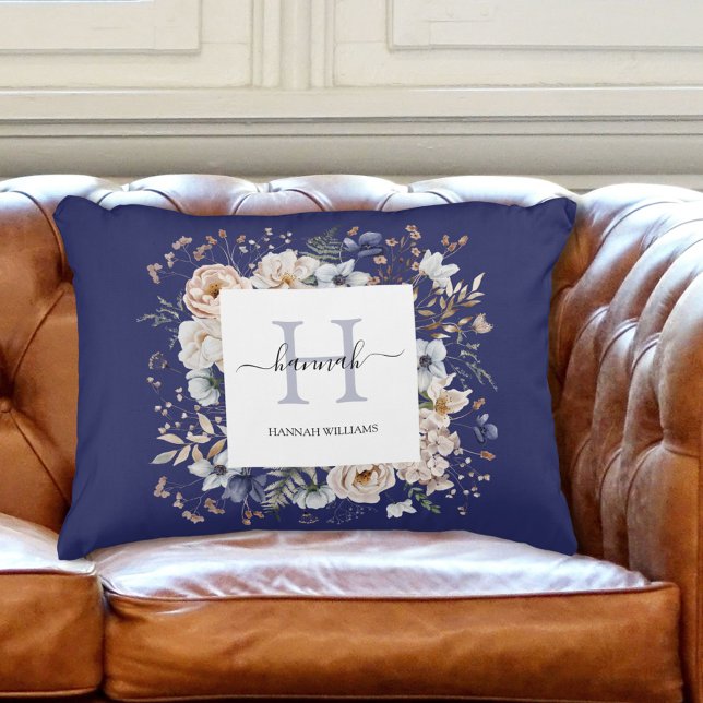 Almofada Decorativa Elegant Monogram Pretty Beige Blue Flowers Floral (In situ)