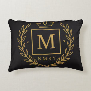 Almofada Decorativa "Emblema Real NMKY – Design de Brasão com Monogram