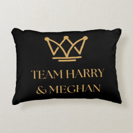ALMOFADA DECORATIVA EQUIPE HARRY & MEGHAN COM CROWN DOURADO