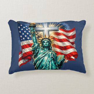 Almofada Decorativa Estátua da Liberdade com Bandeiras e Cruz