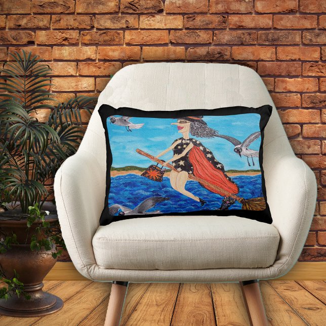 Almofada Decorativa Feiticeira Engraçada Vassoura Gato Grelha Praia (Funny Witch in bathing suit flying on broom to beach seagulls on home decor decorative pillow.)