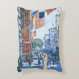 Almofada Decorativa Flags Fifth Avenue de Childe Hassam, Arte Antigo
