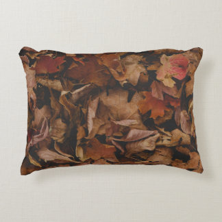 ALMOFADA DECORATIVA FOLHAS VERMELHAS E COROAS NO SOLO