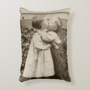 Almofada Decorativa Foto Antiga de Amor de Crianças se Beijando em um