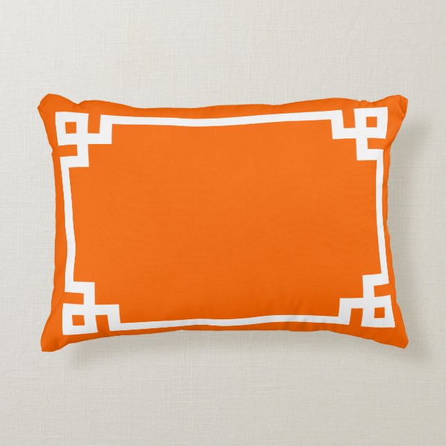 Almofada Decorativa Fronteira Chave Grega Laranja Brilhante e Branco (Frente)