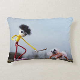 Almofada Decorativa Fubby speelt buiten met dier.