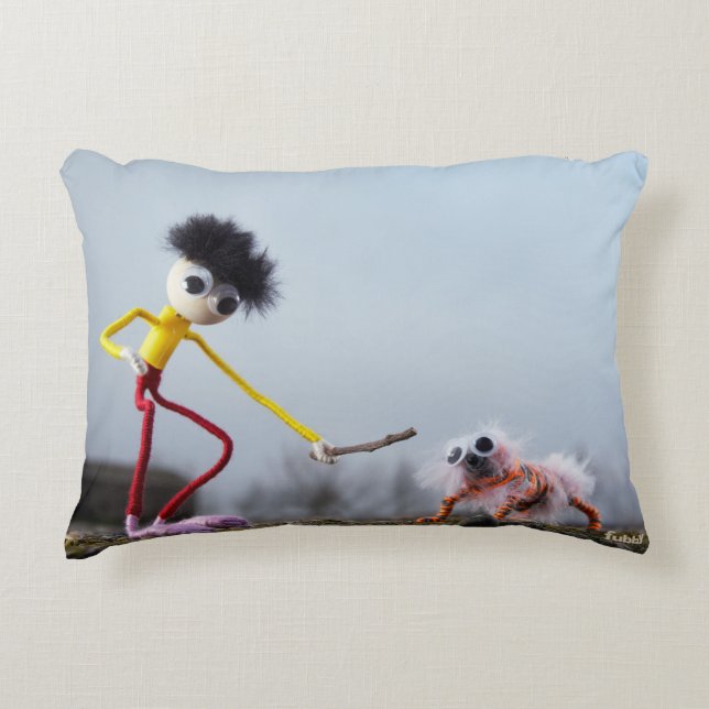 Almofada Decorativa Fubby speelt buiten met dier. (Frente)
