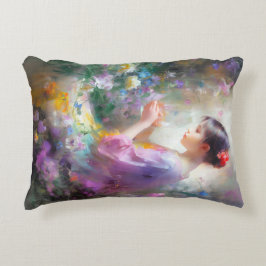 Almofada Decorativa Garota admirando uma flor em suas mãos