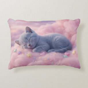 Almofada Decorativa Gatinho Pastel Adormecido em Nuvens Cor-de-Rosa Fo