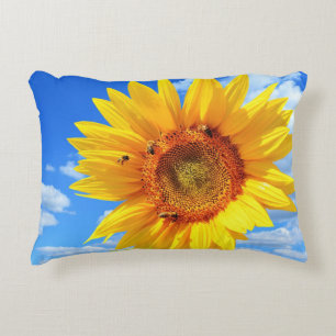 Almofada Decorativa Girassol Amarelo e Abelhas no Céu Azul - Dia do V