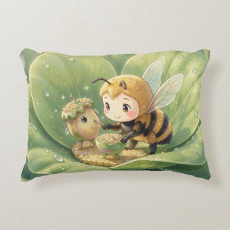 Almofada Decorativa Goldene Hummel im Blütentanz.3