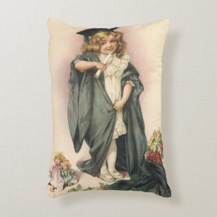 Almofada Decorativa Graduação Antiga, Menina Vestindo um Chapéu e Toga
