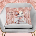 Almofada Decorativa Guias de dança de torneira em branco por monograma<br><div class="desc">Algo especial para a senhora na sua vida que talvez aprecie ter um adorável travesseiro de sotaque "Tappin' Tabby" — colocado em um fundo palco glamouroso — com um monograma personalizado. Pronto para dançar e ajudar a fazer um dia excelente — este travesseiro está pronto para o trabalho. Se você...</div>