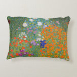 Almofada Decorativa Gustav Klimt Flower Garden Cottage Nature<br><div class="desc">Uma bela pintura de jardim - esta é uma pintura clássica de Gustav Klimt,  chamada Jardim de Algodão,  ou Jardim Bauergarten,  1907,  que é um close up de um jardim floral,  uma pintura floral colorida.</div>