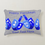 Almofada Decorativa Hanukkah Dreidels No Decurso De Natal Azul<br><div class="desc">Estes alegres Sonhos Azuis e Brancos fazem este travesseiro de sotaque feriado divertido para a sua própria decoração em casa ou como uma bela ideia de presente. A arte gráfica Chanucá Dreidels é ousada e brilhante e é justaposta pelo fundo macio de prata. Estes Dreidels são o meu próprio design...</div>