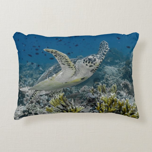 Almofada Decorativa Hawksbill Sea Turtle Natação (Frente)