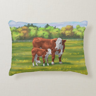 Almofada Decorativa Hereford Cow & Cute Calf na Pastagem de Verão