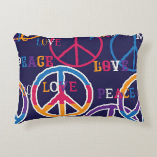 Almofada Decorativa Hippie Peace: Design de símbolos vibrantes.