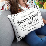 Almofada Decorativa Hocus Pocus Apothecary Black and White Halloween<br><div class="desc">Bem-vindos aos seus convidados com este travesseiro decorativo lombar de Halloween,  divertido e assustador. A design de tipografia na moda apresenta a redação "As Irmãs Sanderson Hocus Pocus Apothecary - Poções,  Ortografia,  Elixers & Tonics". O design preto-e-branco é acentuado com roldanas,  esmaltes e ossos cruzados e elementos estelares.</div>