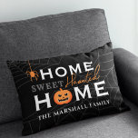 Almofada Decorativa Home Sweet Halloween Personalizado<br><div class="desc">Bem-vindos aos seus convidados com este travesseiro decorativo lombar personalizado e divertido assustador do Halloween. O design de tipografia na moda apresenta a redação "Home Sweet Haunted Home" com texto personalizado para o nome da sua família e os acentos de uma assustadora abóbora-de-jack-lanterna, aranha solta e aranha-de-aranha. Inclui um esquema...</div>
