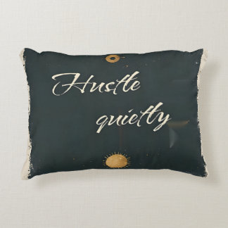 Almofada Decorativa Hustle Quietamente - Citação Motivacional Minimali