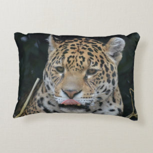 Almofada Decorativa Jaguar que lambe seus lábios
