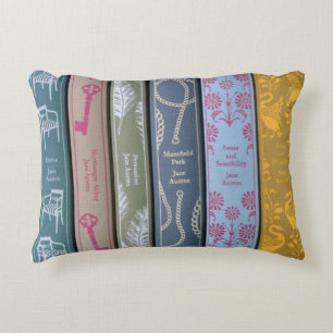 Almofada Decorativa Jane Austen de um lado e seus livros do outro