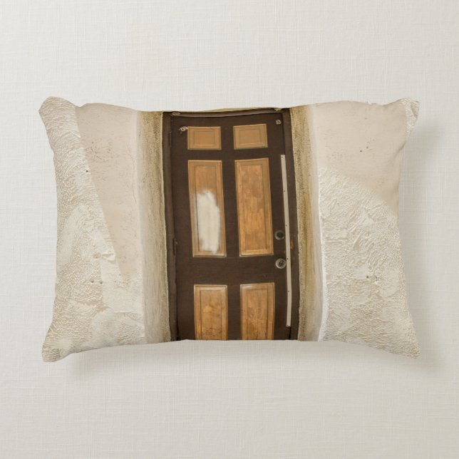 ALMOFADA DECORATIVA JANELA DE MADEIRA ROWN NA PAREDE DE CONCRETO BRANC (Frente)