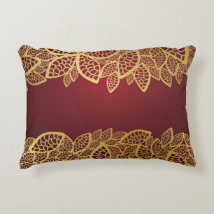 Almofada Decorativa Laço dourado da folha no fundo vermelho