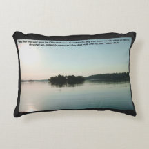 Lago Pacífico e Árvores Distantes com escritura