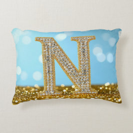 Almofada Decorativa Letra N de Luxo em Diamante sobre Fundo de Brilho