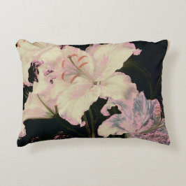 Almofada Decorativa Lírios Brancos Elegantes sobre Fundo Preto Floral