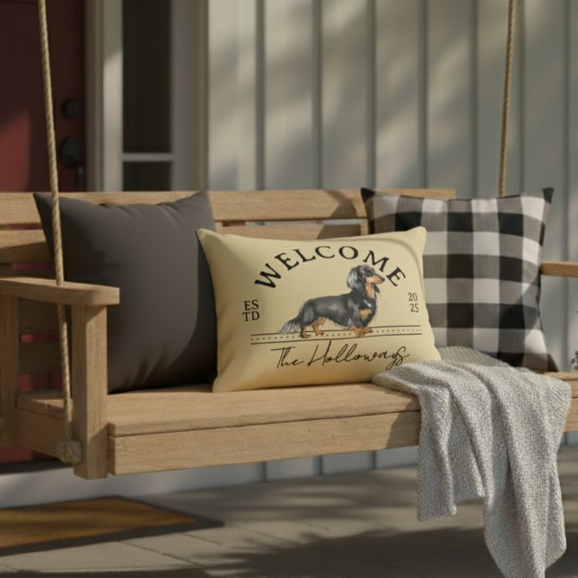 Almofada Decorativa Longhair Dachshund Nome da Família Personalizada B (Welcome guests to your home with this Longhair Dachshund Custom Family Name Welcome Throw Pillow!)