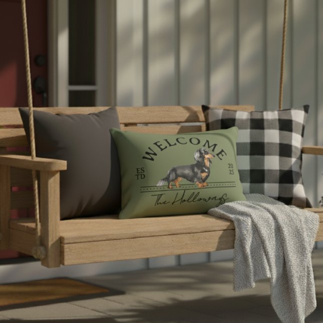 Almofada Decorativa Longhair Dachshund Nome da Família Personalizada B (Welcome guest to your home with this Longhair Dachshund Custom Family Name Welcome Throw Pillow!)