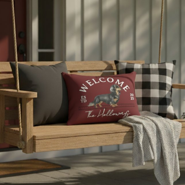 Almofada Decorativa Longhair Dachshund Nome da Família Personalizada B (Welcome guests to your home with this Longhair Dachshund Custom Family Name Welcome Throw Pillow!)